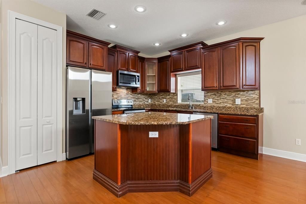 合同活跃: $499,000 (4 贝兹, 2 浴室, 2498 平方英尺)