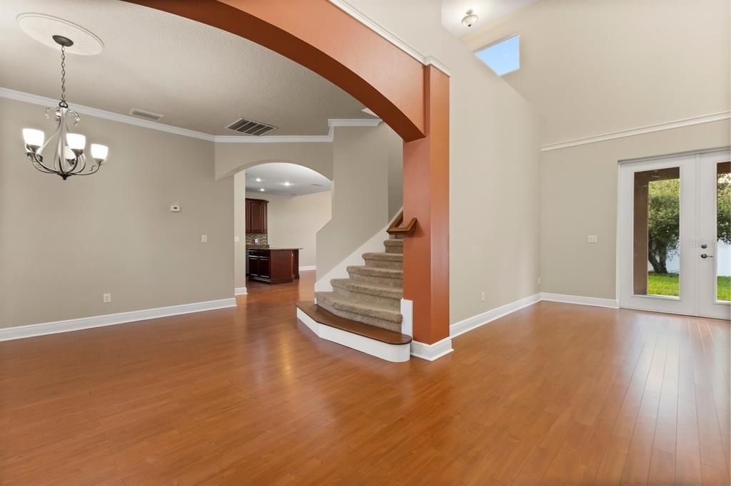 合同活跃: $499,000 (4 贝兹, 2 浴室, 2498 平方英尺)