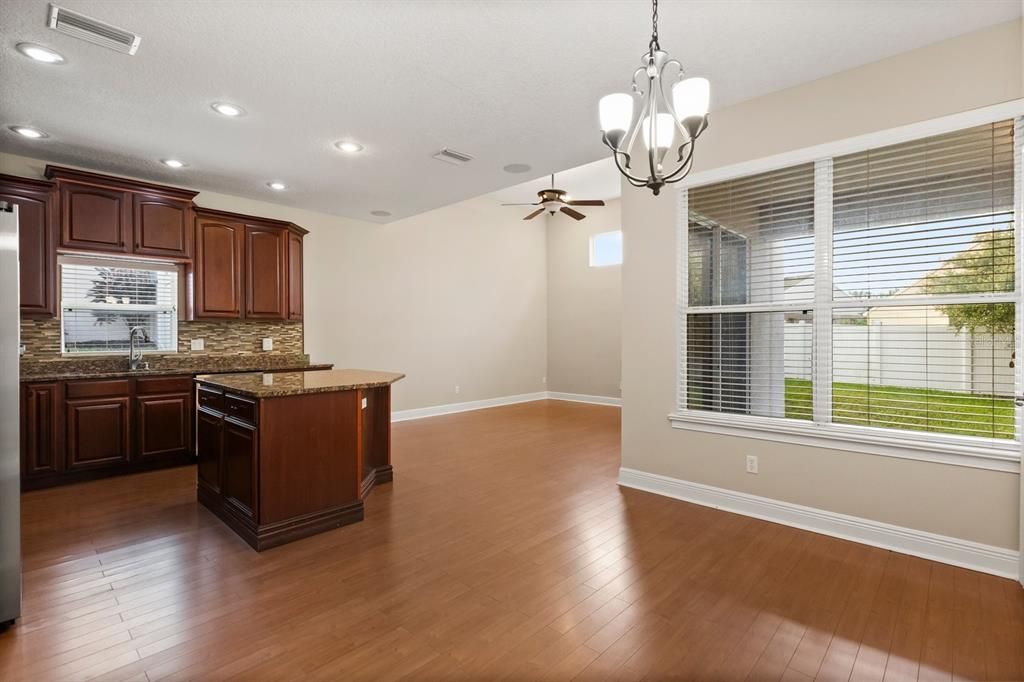 合同活跃: $499,000 (4 贝兹, 2 浴室, 2498 平方英尺)