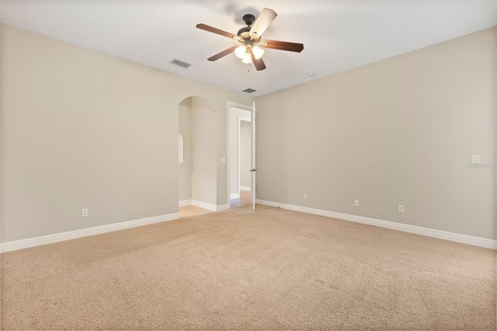 合同活跃: $499,000 (4 贝兹, 2 浴室, 2498 平方英尺)