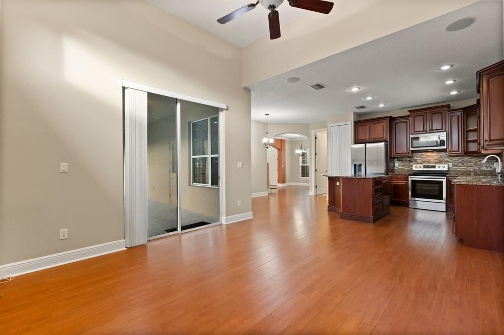 合同活跃: $499,000 (4 贝兹, 2 浴室, 2498 平方英尺)