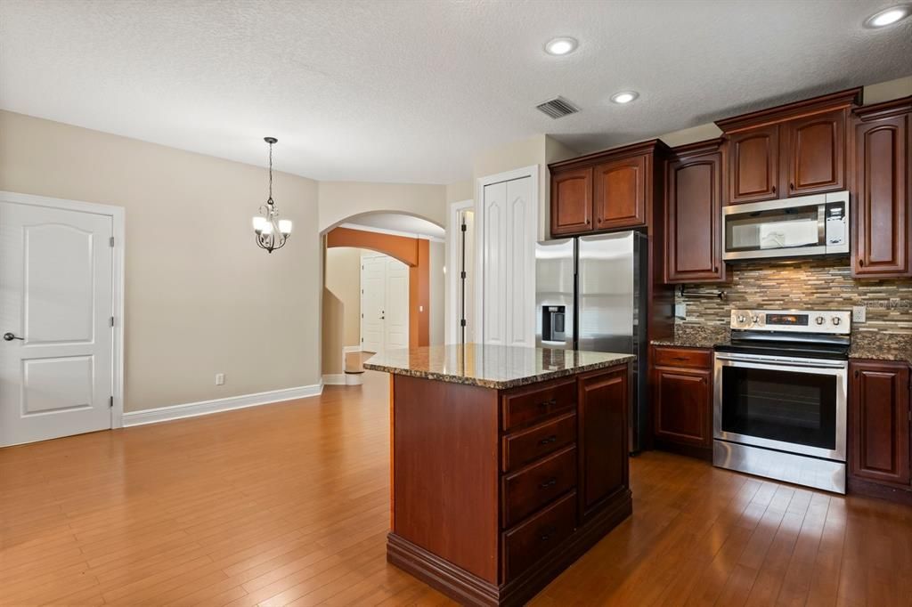 合同活跃: $499,000 (4 贝兹, 2 浴室, 2498 平方英尺)