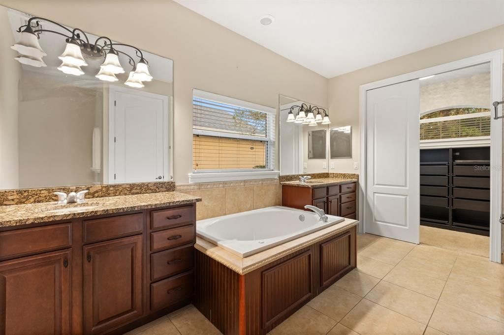 合同活跃: $499,000 (4 贝兹, 2 浴室, 2498 平方英尺)