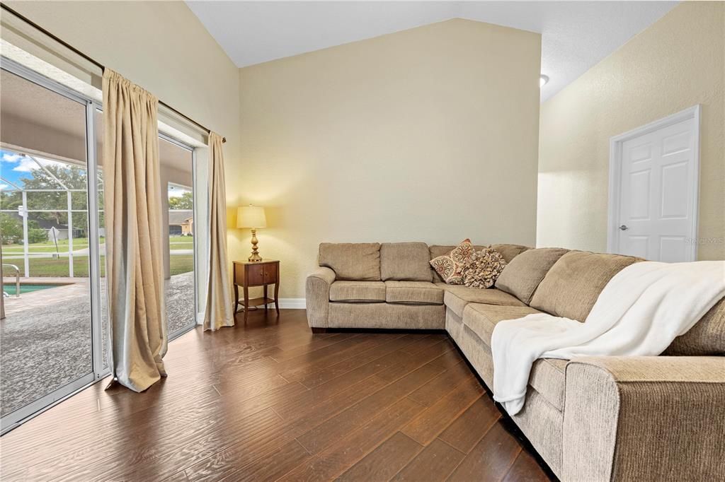 Под контрактом: $454,990 (4 спален, 3 ванн, 2582 Квадратных фут)