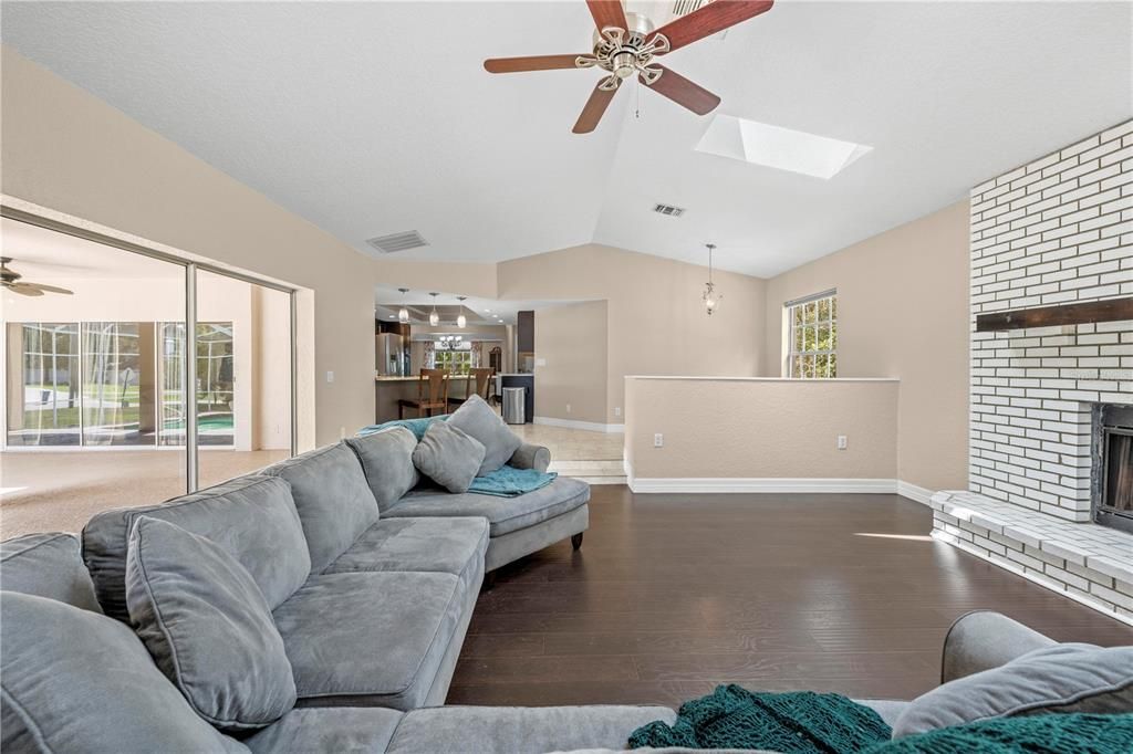 Под контрактом: $454,990 (4 спален, 3 ванн, 2582 Квадратных фут)