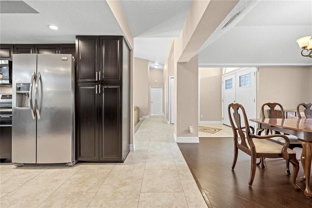 Под контрактом: $454,990 (4 спален, 3 ванн, 2582 Квадратных фут)