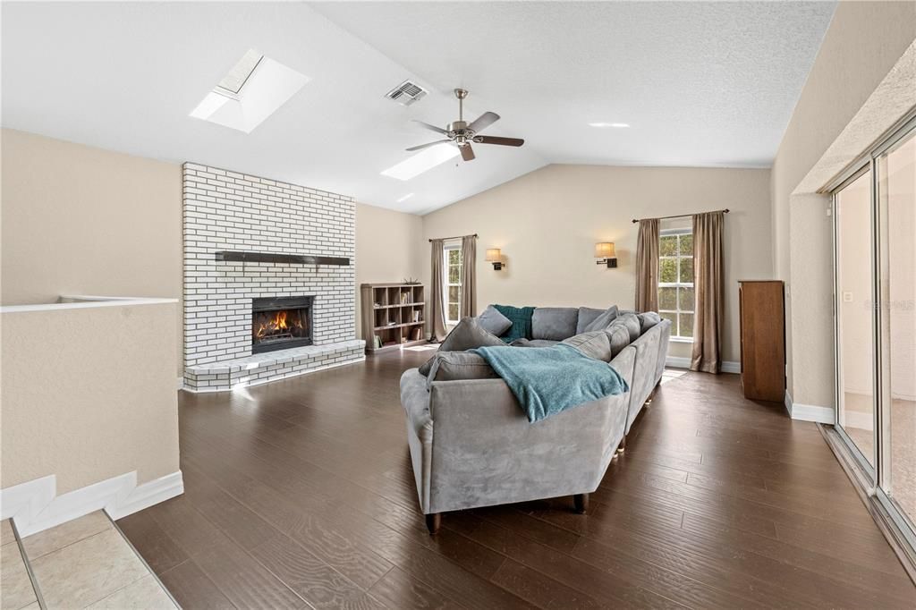 Под контрактом: $454,990 (4 спален, 3 ванн, 2582 Квадратных фут)