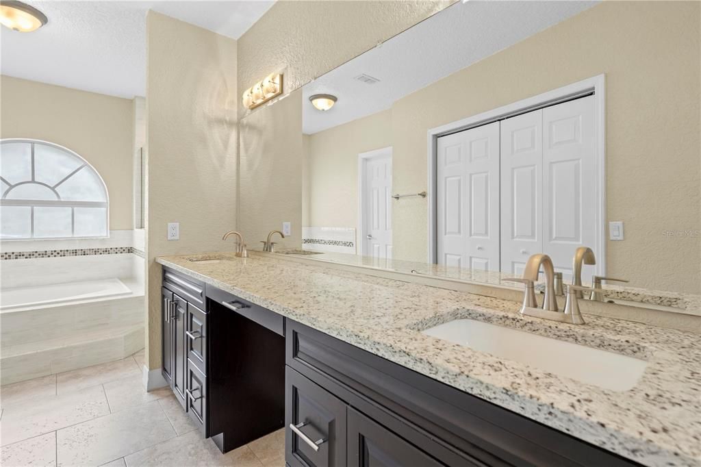 Под контрактом: $454,990 (4 спален, 3 ванн, 2582 Квадратных фут)