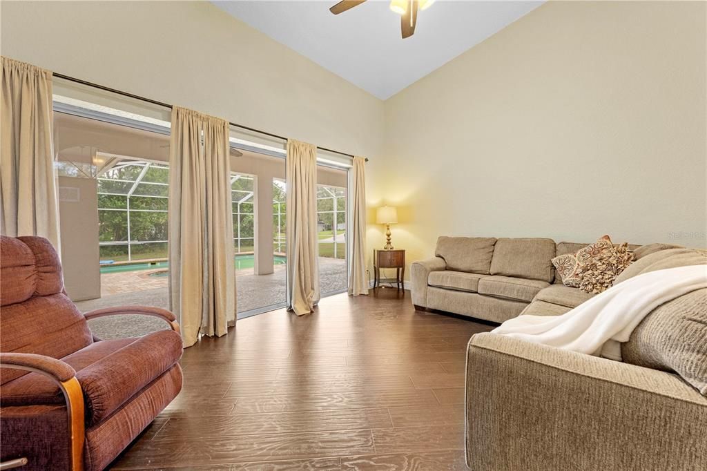 Под контрактом: $454,990 (4 спален, 3 ванн, 2582 Квадратных фут)