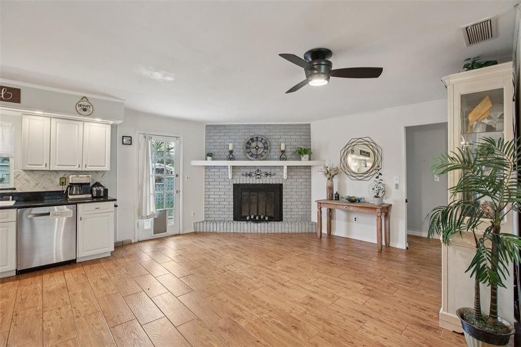 Active With Contract: $325,000 (3 beds, 2 baths, 1592 Square Feet)