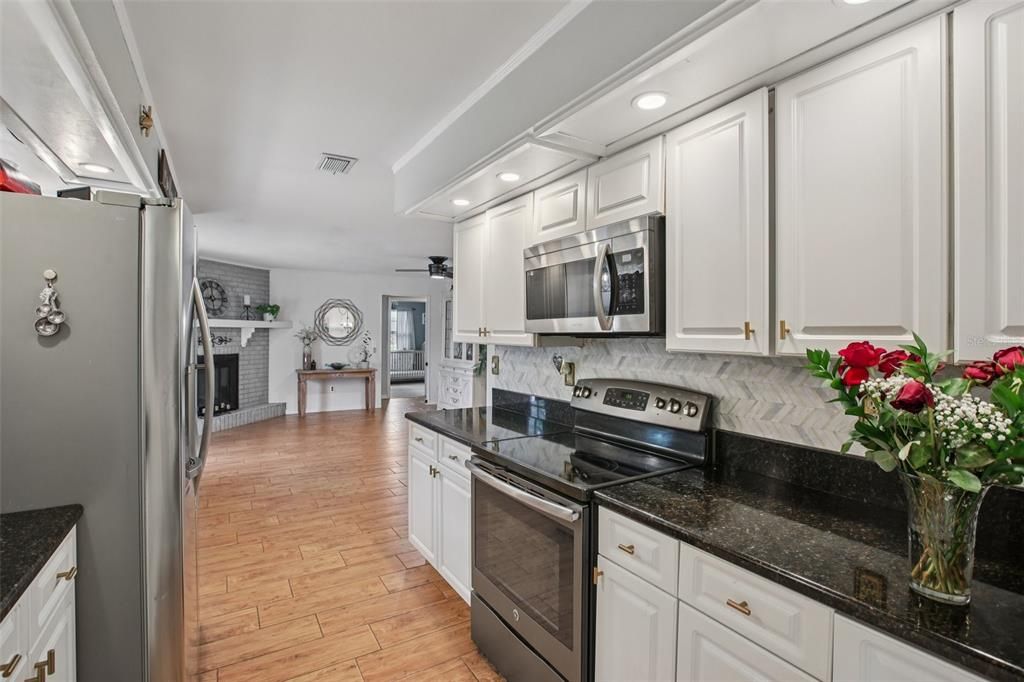 Active With Contract: $325,000 (3 beds, 2 baths, 1592 Square Feet)