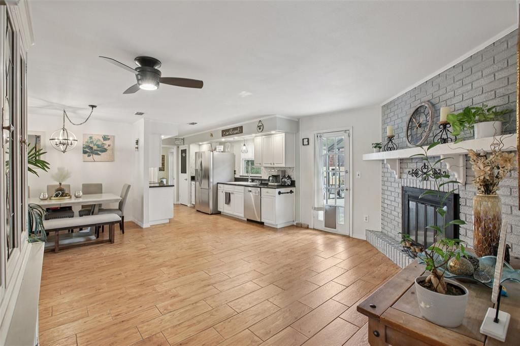 Active With Contract: $325,000 (3 beds, 2 baths, 1592 Square Feet)