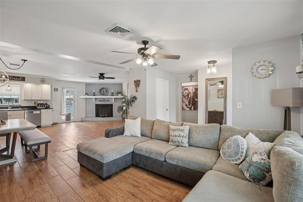 Active With Contract: $325,000 (3 beds, 2 baths, 1592 Square Feet)