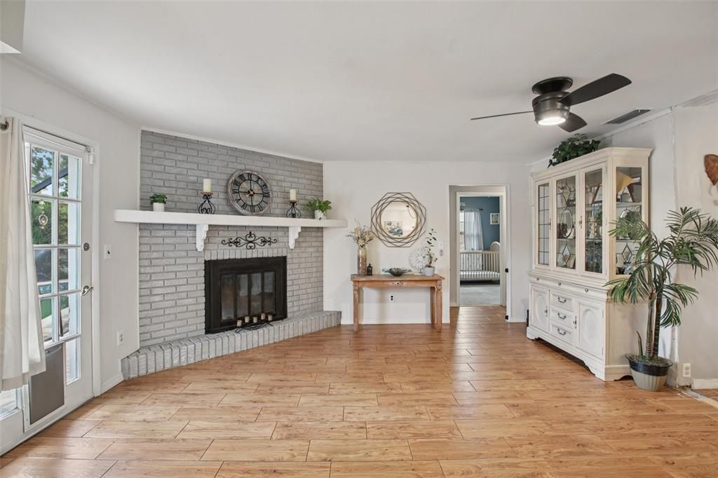 Active With Contract: $325,000 (3 beds, 2 baths, 1592 Square Feet)