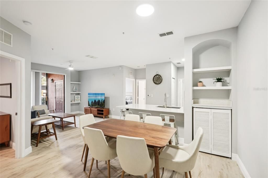 Под контрактом: $338,900 (2 спален, 2 ванн, 1080 Квадратных фут)