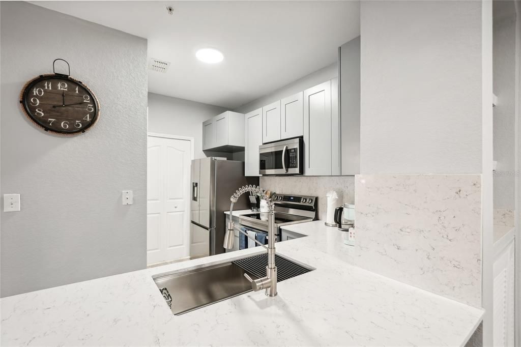 Под контрактом: $338,900 (2 спален, 2 ванн, 1080 Квадратных фут)