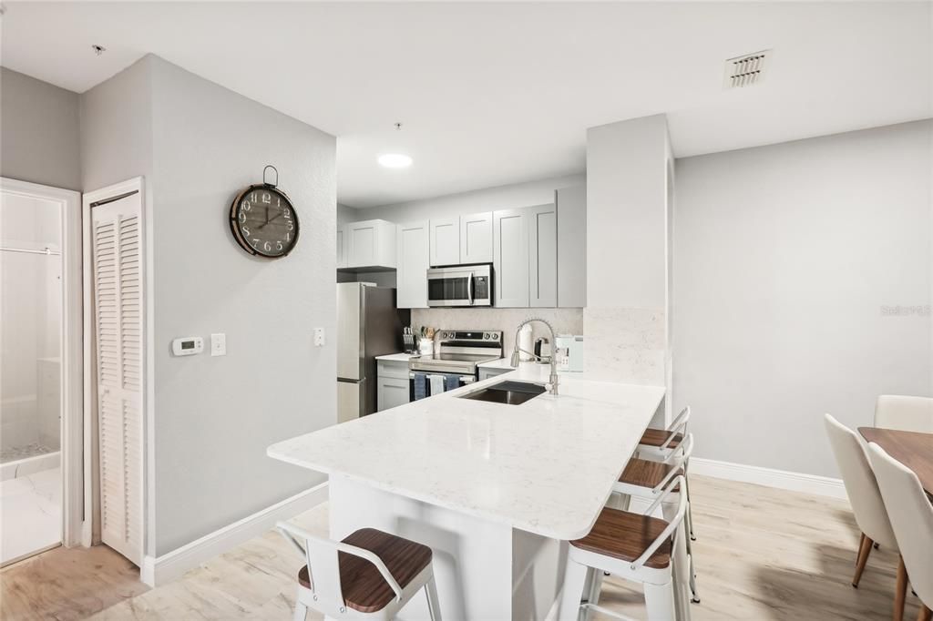 Под контрактом: $338,900 (2 спален, 2 ванн, 1080 Квадратных фут)