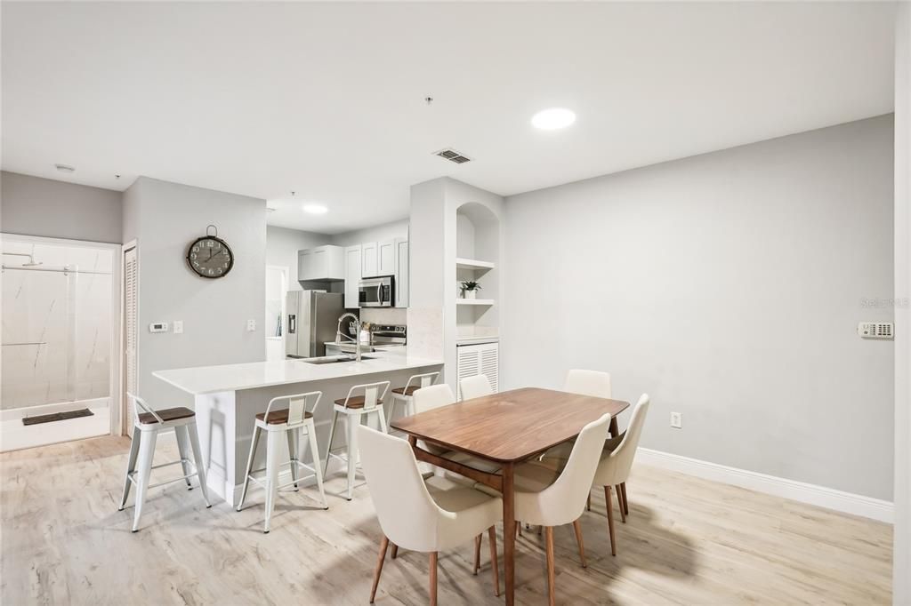 Под контрактом: $338,900 (2 спален, 2 ванн, 1080 Квадратных фут)