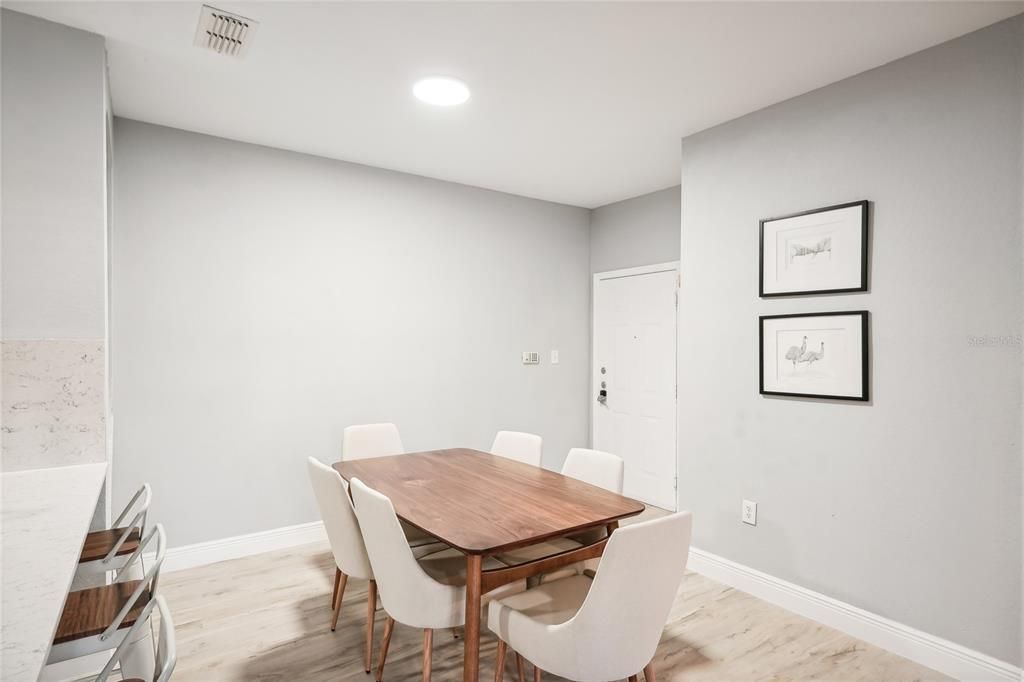 Под контрактом: $338,900 (2 спален, 2 ванн, 1080 Квадратных фут)