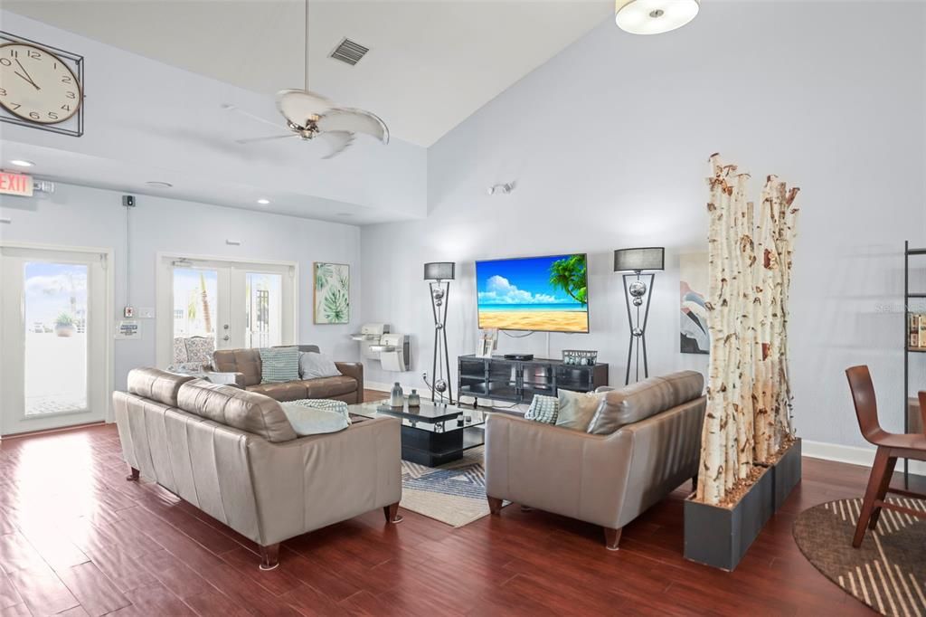 En Venta: $289,000 (2 camas, 1 baños, 825 Pies cuadrados)