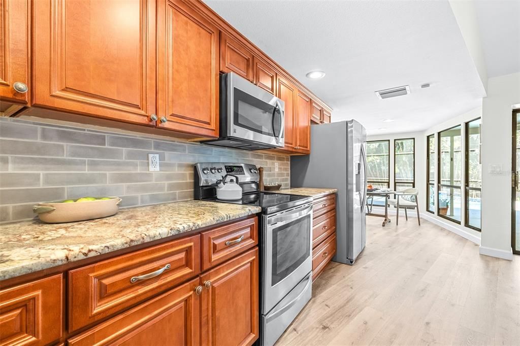 Под контрактом: $899,000 (4 спален, 3 ванн, 2556 Квадратных фут)