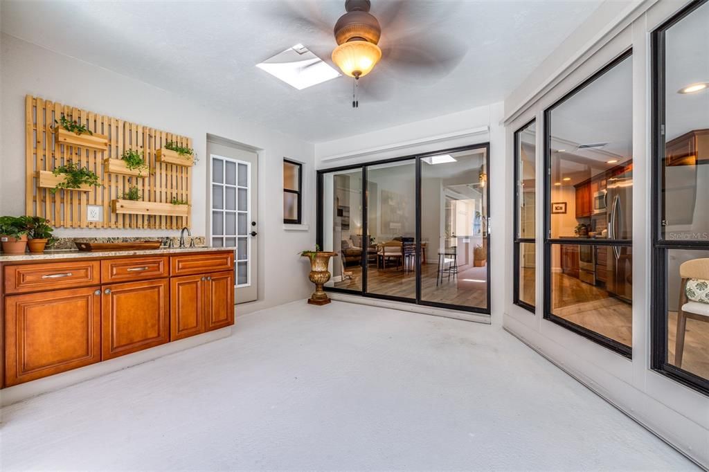 Под контрактом: $899,000 (4 спален, 3 ванн, 2556 Квадратных фут)