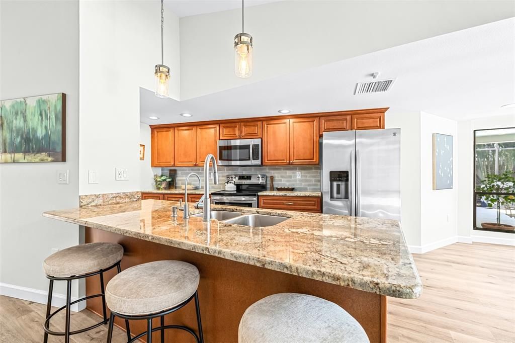 Под контрактом: $899,000 (4 спален, 3 ванн, 2556 Квадратных фут)