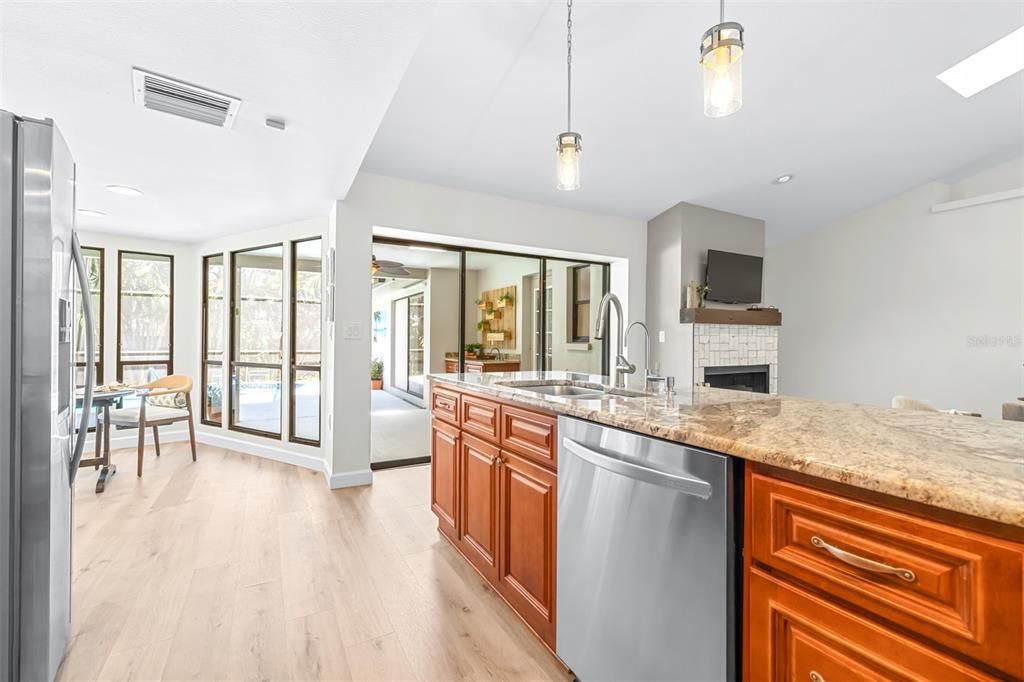 Под контрактом: $899,000 (4 спален, 3 ванн, 2556 Квадратных фут)