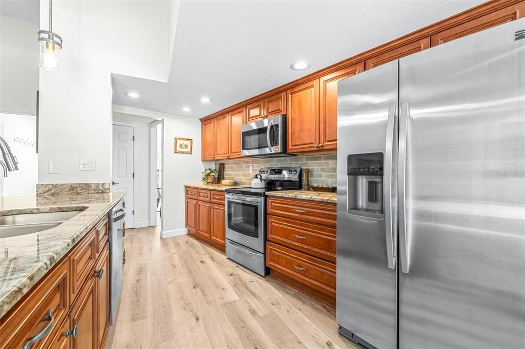 Под контрактом: $899,000 (4 спален, 3 ванн, 2556 Квадратных фут)