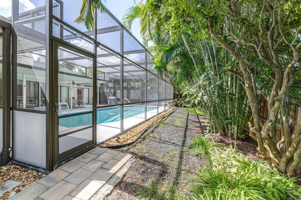 Под контрактом: $899,000 (4 спален, 3 ванн, 2556 Квадратных фут)