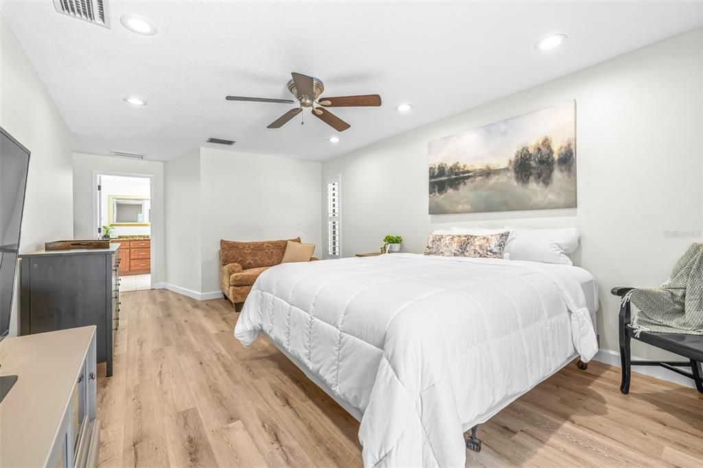 Под контрактом: $899,000 (4 спален, 3 ванн, 2556 Квадратных фут)