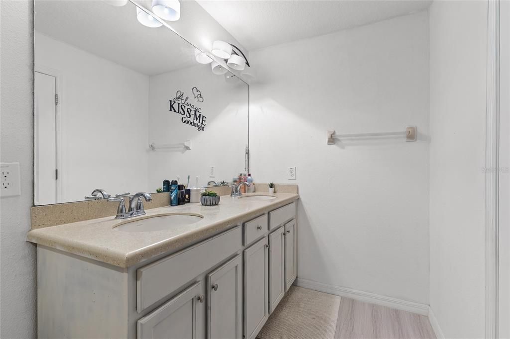 Под контрактом: $369,500 (3 спален, 2 ванн, 1720 Квадратных фут)