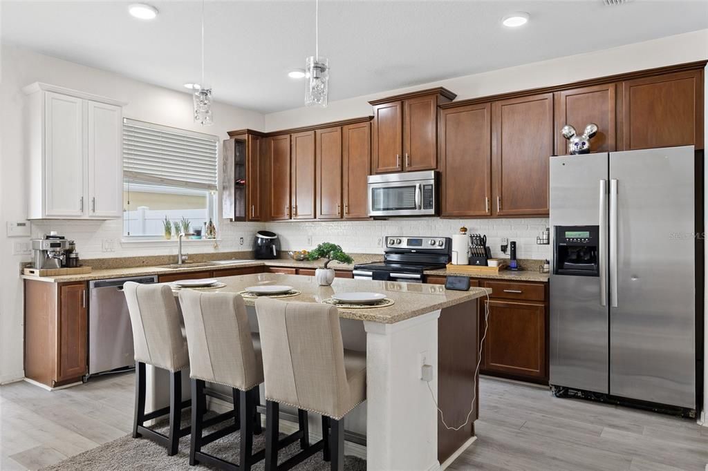 Под контрактом: $369,500 (3 спален, 2 ванн, 1720 Квадратных фут)