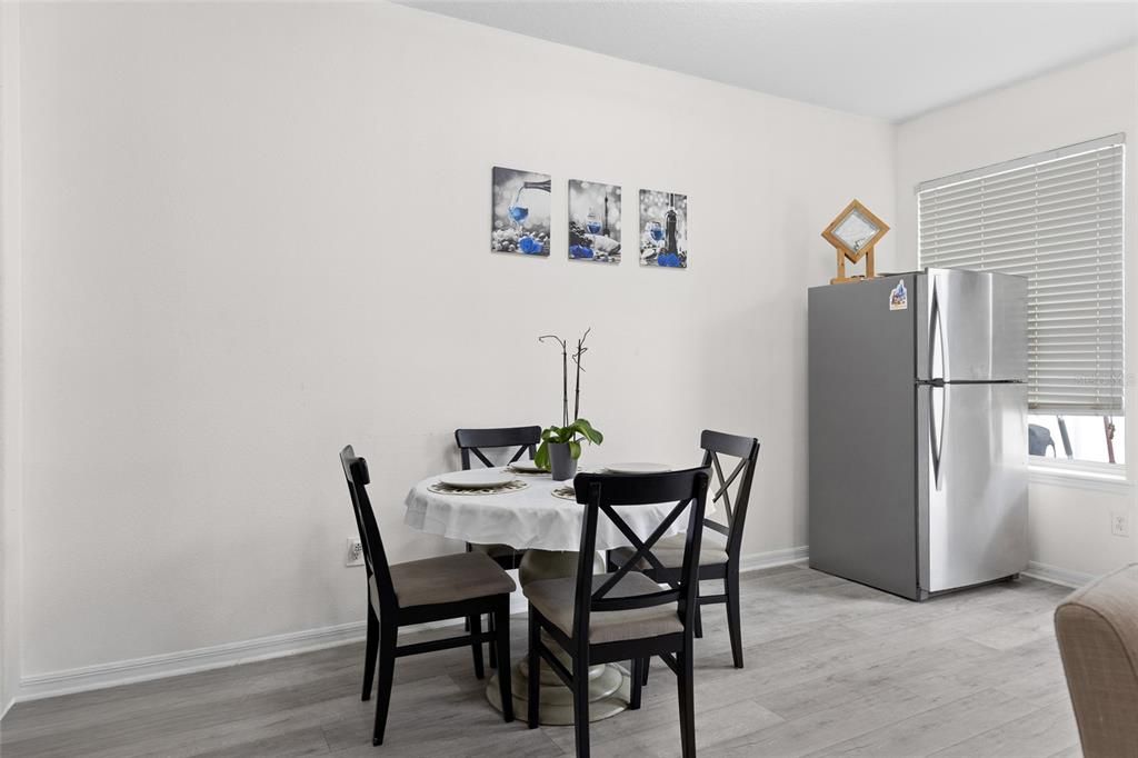 Под контрактом: $369,500 (3 спален, 2 ванн, 1720 Квадратных фут)