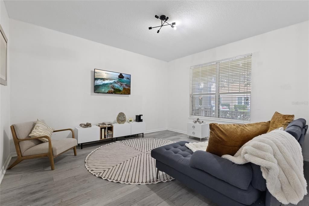 Под контрактом: $369,500 (3 спален, 2 ванн, 1720 Квадратных фут)