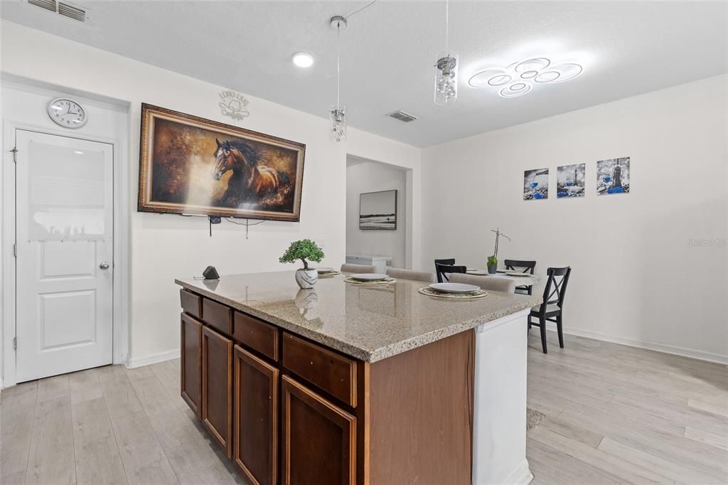 Под контрактом: $369,500 (3 спален, 2 ванн, 1720 Квадратных фут)