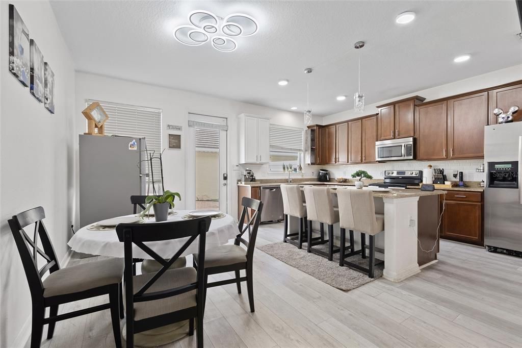 Под контрактом: $369,500 (3 спален, 2 ванн, 1720 Квадратных фут)