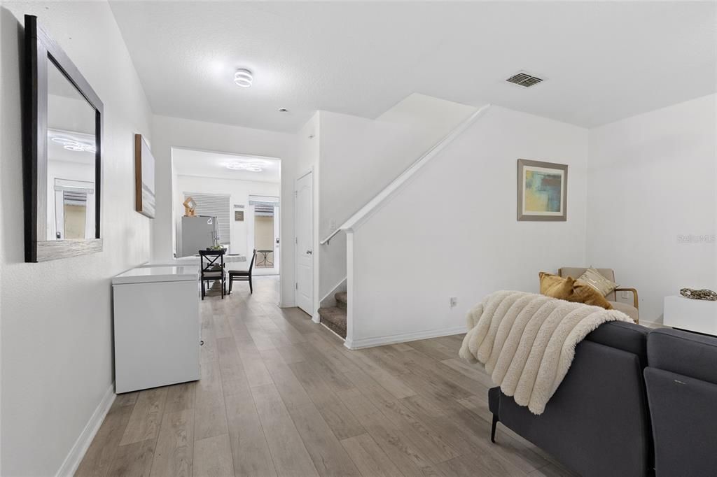 Под контрактом: $369,500 (3 спален, 2 ванн, 1720 Квадратных фут)