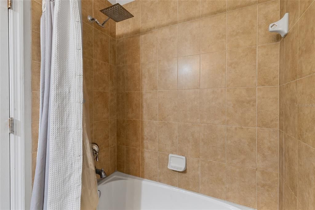 Под контрактом: $369,500 (3 спален, 2 ванн, 1720 Квадратных фут)