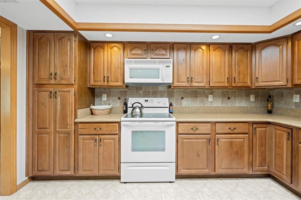 Active With Contract: $379,500 (3 beds, 2 baths, 2179 Square Feet)