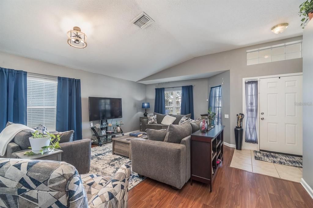 Active With Contract: $2,300 (3 beds, 2 baths, 1876 Square Feet)