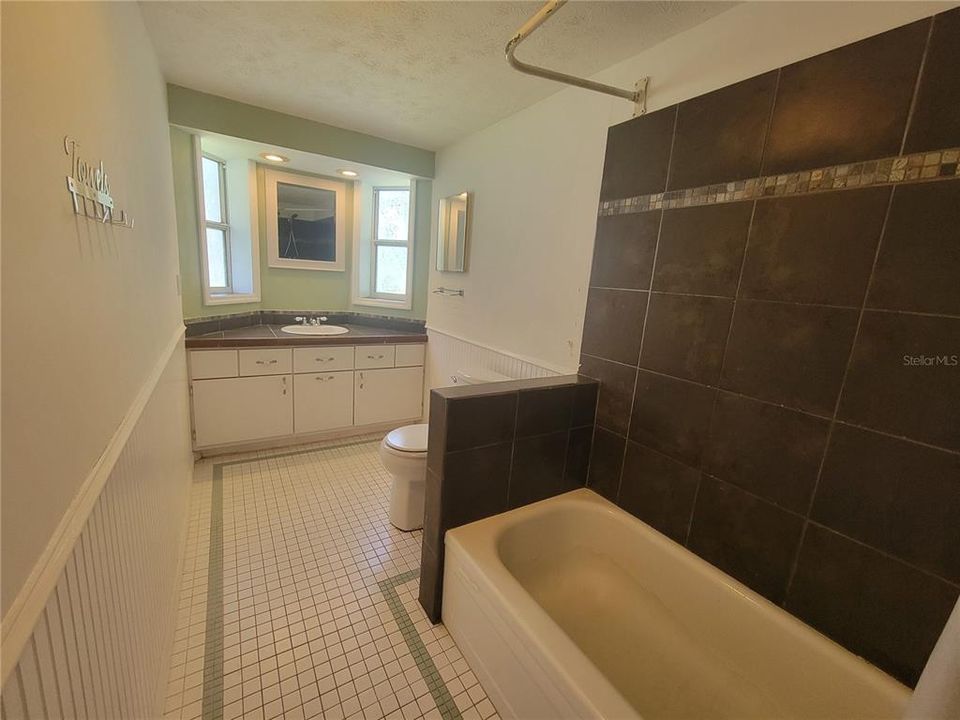 Active With Contract: $2,000 (3 beds, 2 baths, 1752 Square Feet)