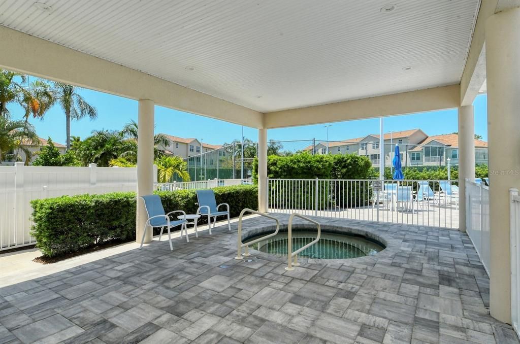 Под контрактом: $249,900 (2 спален, 2 ванн, 1068 Квадратных фут)