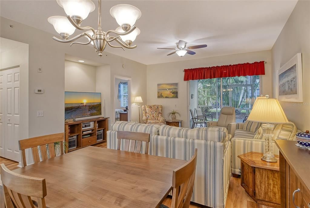 Под контрактом: $249,900 (2 спален, 2 ванн, 1068 Квадратных фут)