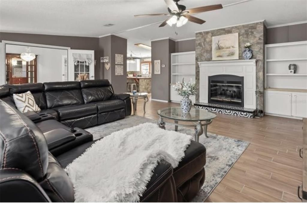 На продажу: $320,000 (3 спален, 2 ванн, 2015 Квадратных фут)