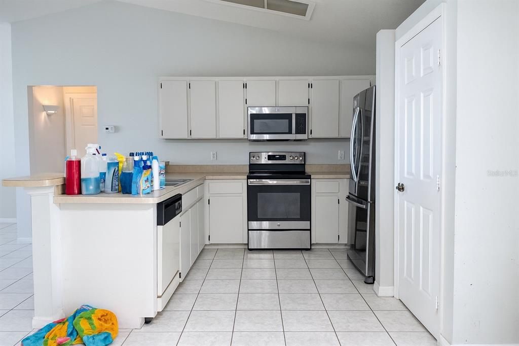 Active With Contract: $219,500 (3 beds, 2 baths, 1419 Square Feet)