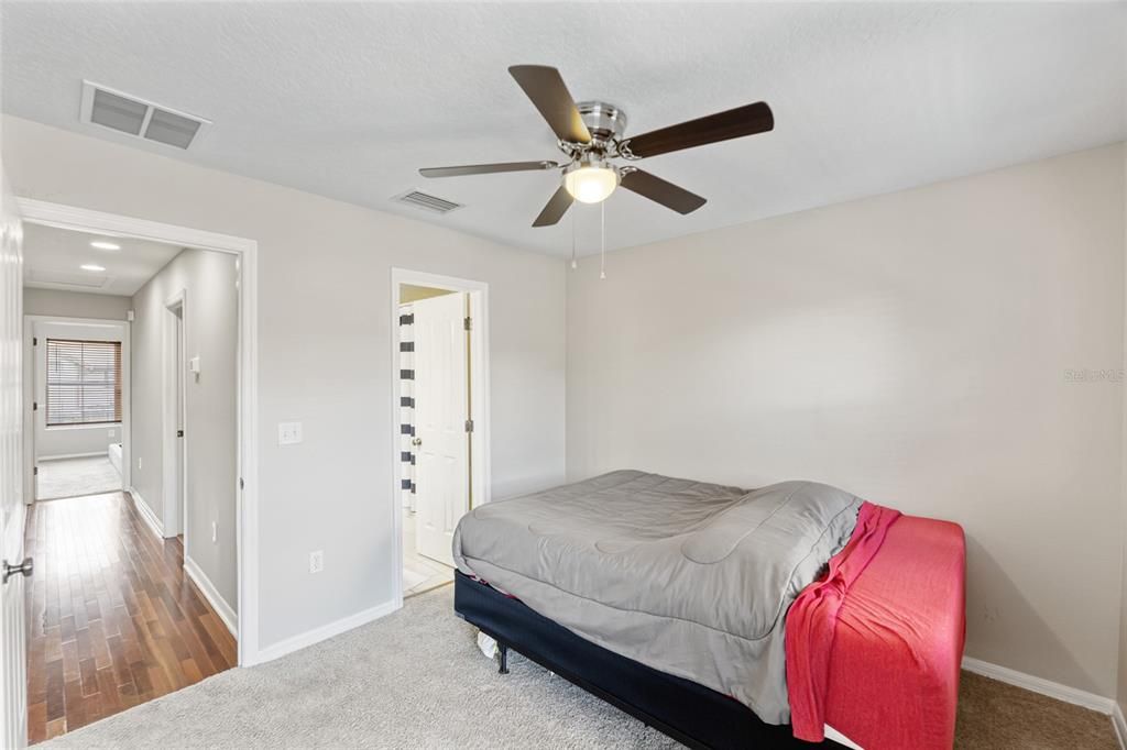 Под контрактом: $234,900 (2 спален, 2 ванн, 1168 Квадратных фут)