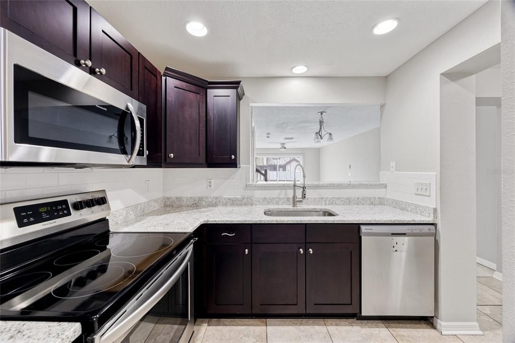 Под контрактом: $234,900 (2 спален, 2 ванн, 1168 Квадратных фут)