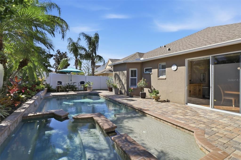 合同活跃: $449,900 (4 贝兹, 2 浴室, 1955 平方英尺)