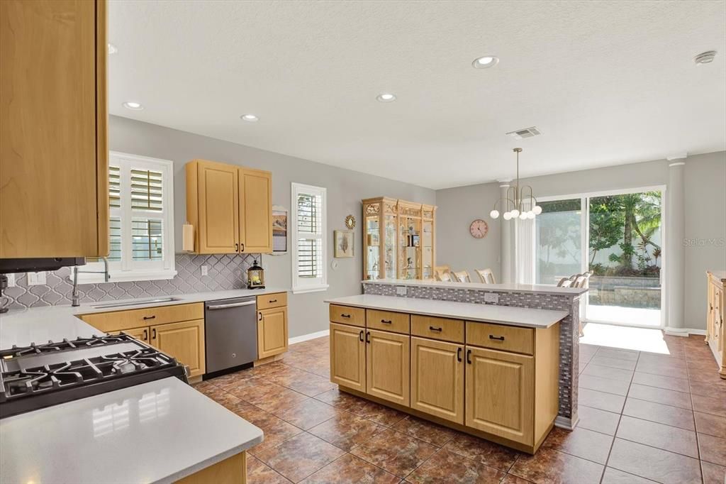 合同活跃: $449,900 (4 贝兹, 2 浴室, 1955 平方英尺)